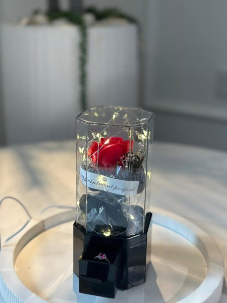 تحفة ورد زجاج مع جارور