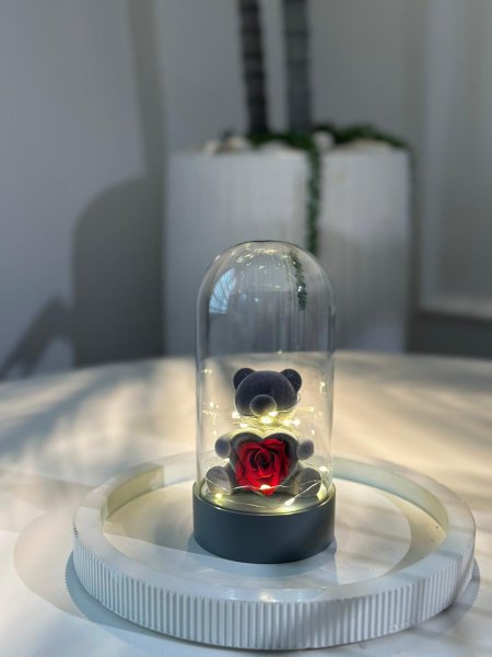 تحفة زجاج مربعه دب حامل قلب ورد