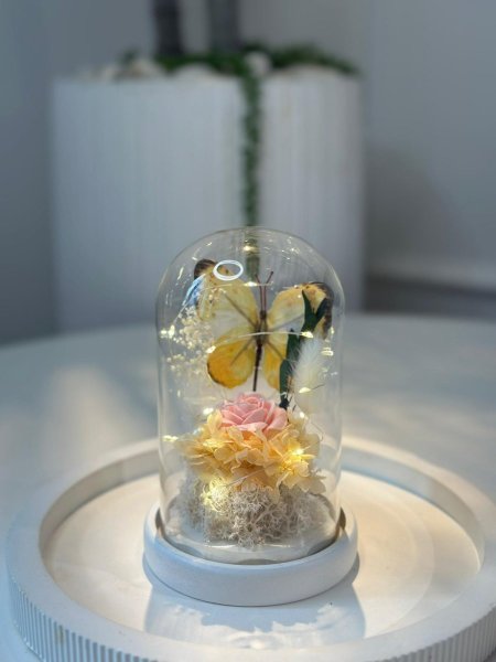 تحفة زجاج فراشات أبيض ملون