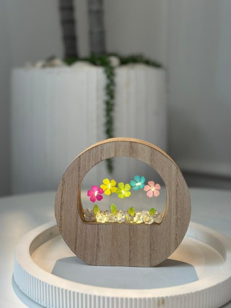 تحفة خشبيه وردة كريستال مضيئه مدورة