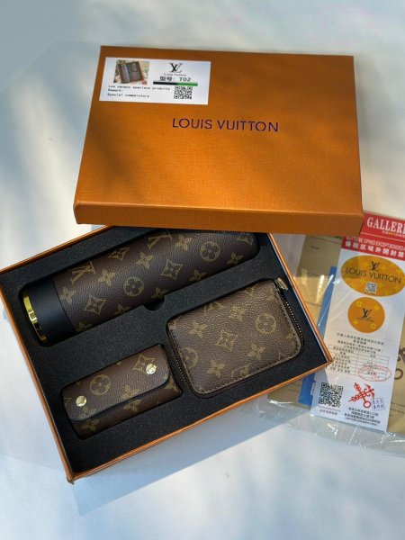 طقم ثيرموس مع مدالية وجزدان LV