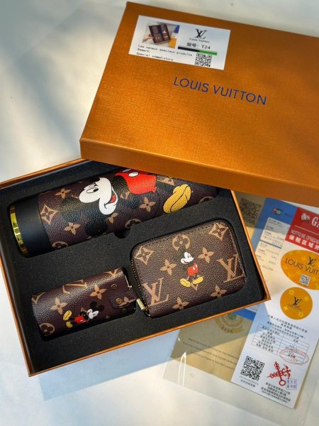 طقم ثيرموس مع مدالية وجزدان ميكي LV بني