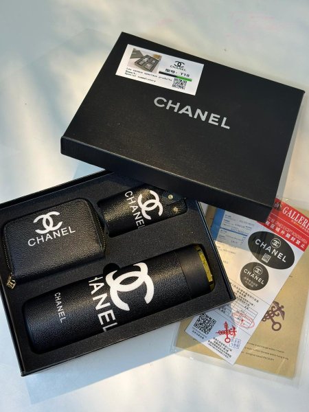 طقم ثيرموس مع مدالية وجزدان CHANEL