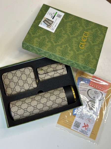 طقم ثيرموس مع مدالية وجزدان GUCCI