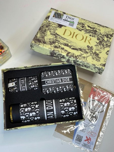 طقم ثيرموس مع مدالية وجزدان DIOR