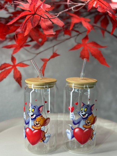 كاسة شفاف مع مصاصة توم وجيري قلب