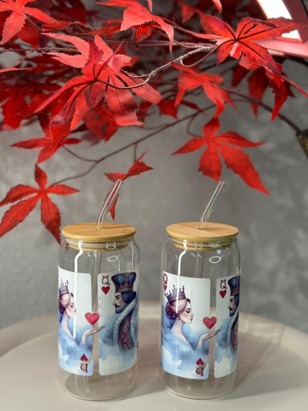 كاسة شفاف مع مصاصة ورق شدة