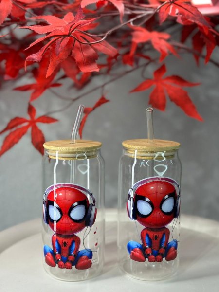 كاسة شفاف مع مصاصة سبايدرمان