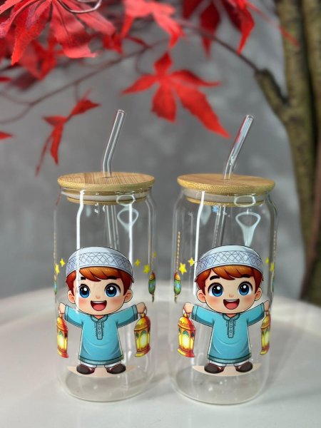 كاسة شفاف مع مصاصة رمضان ولد مع طاقية