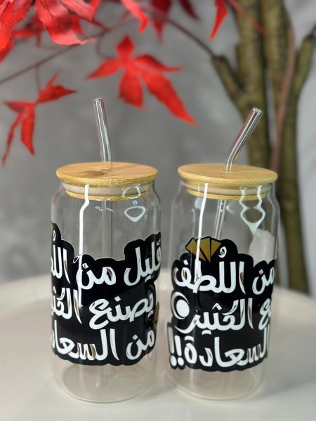 كاسة شفاف مع مصاصة قليل من اللطف يصنع الكثير من السعادة