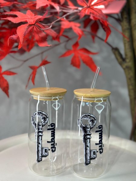 كاسة شفاف مع مصاصة فلسطين