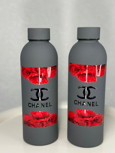 مطرة ثيرموس قصير Chanel مع ورد رمادي