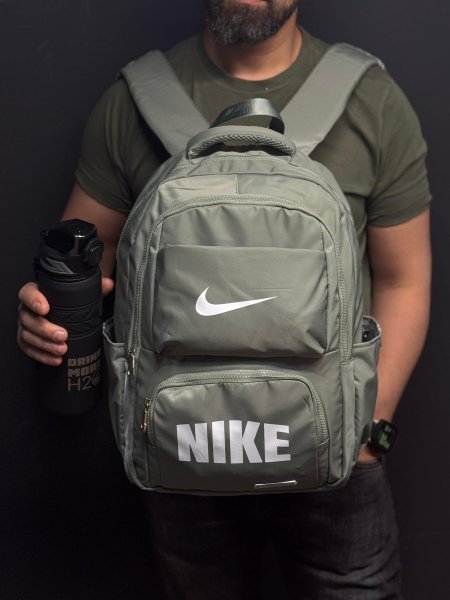شنط NIKE شباب / صبايا ثقيل (زيتي)