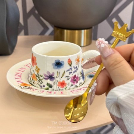 فنجان مع كوستر ورد