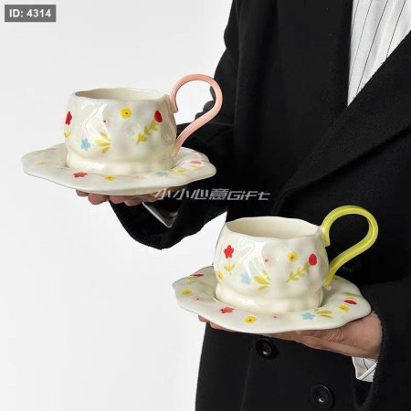 فنجان هاند ميد مع كوستر أبيض