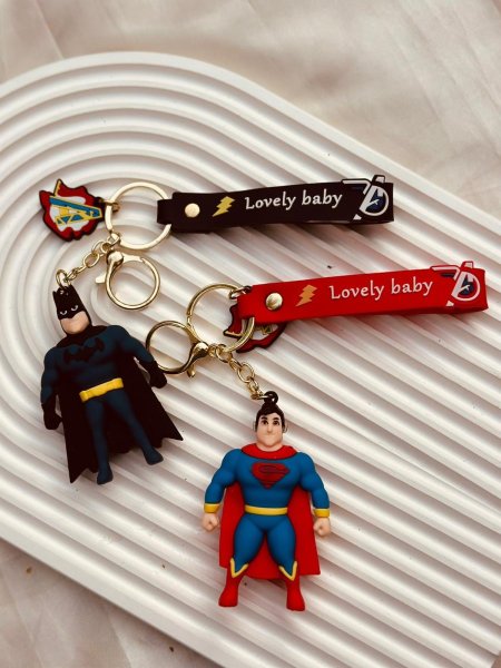 مدالية بات مان وسوبر مان