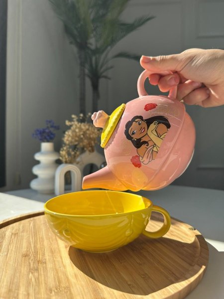 ابريق بنات مع فنجان زهري