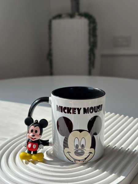 ماج مع مداليه ديزني ميكي