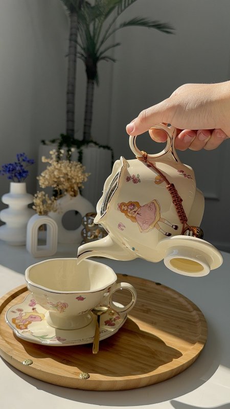 ابريق مع فنجان
