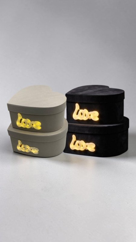 صندوق قلب مخمل LOVE مضيئ