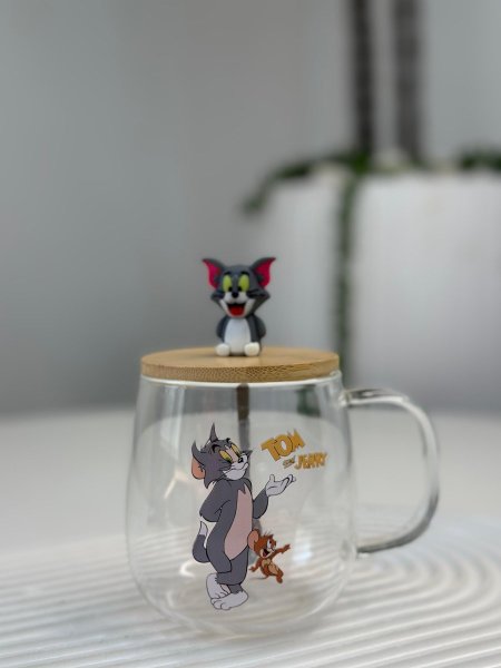 توم وجيري واقف