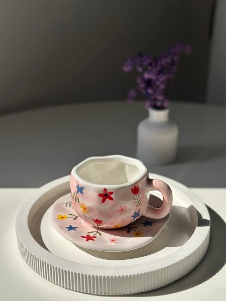 فنجان مع كوستر ورد ملون