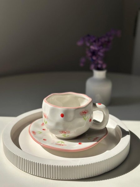 فنجان مع كوستر منقط