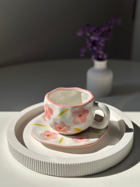 فنجان مع كوستر أبيض ورد زهري