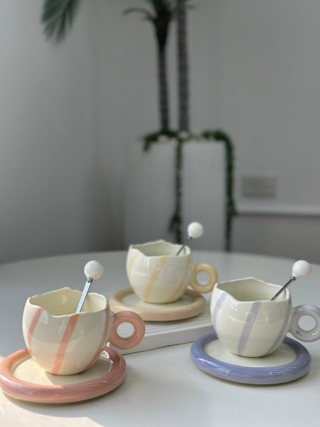 فنجان مع كوستر مقروط