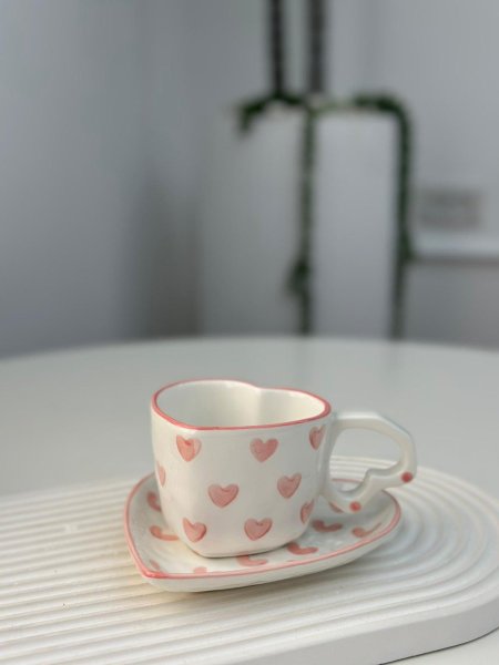 فنجان شكل قلب زهري مع كوستر