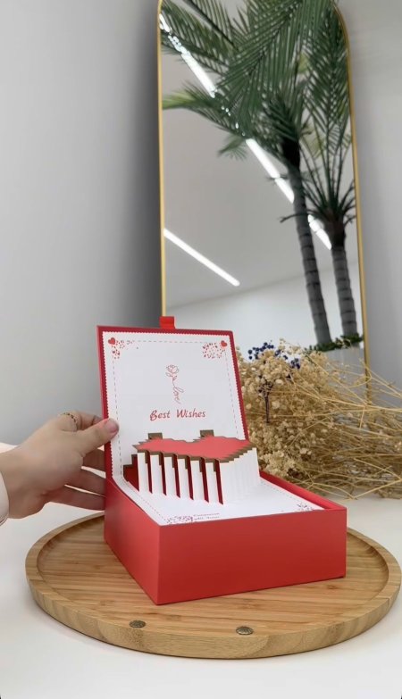 علب اكسسوار مع كرت ورد أحمر