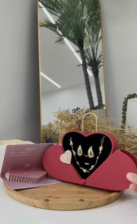 علب اكسسوار قلب (للذهب ) مع يد أحمر