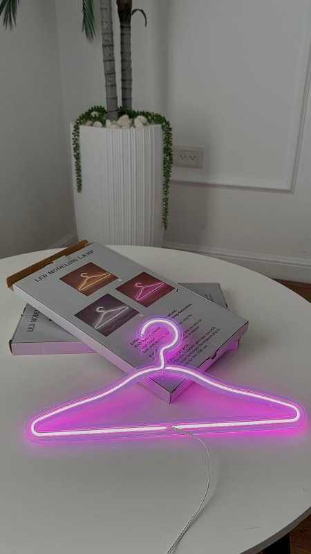 علاقة ملابس مضيئة USB