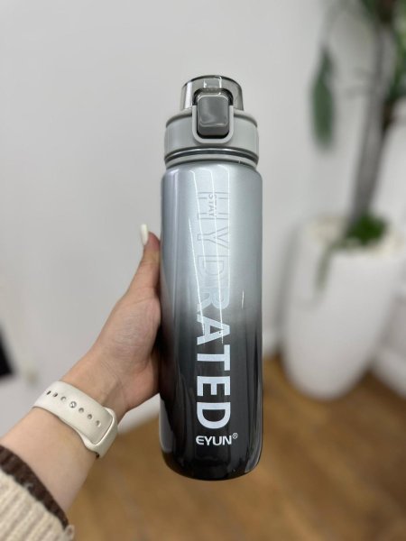 رمادي واسود