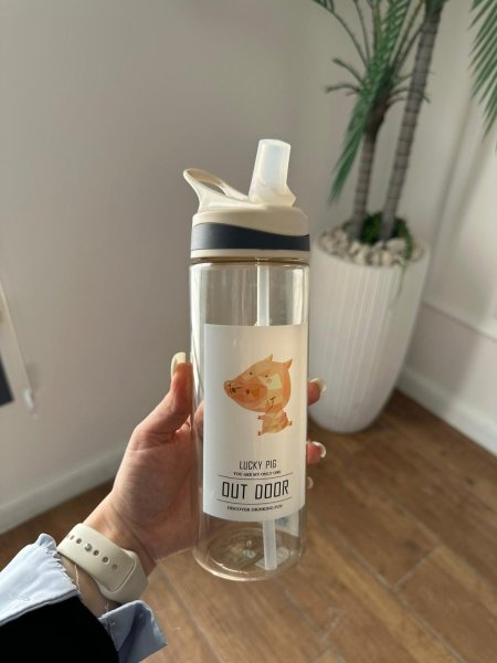 مطرة مع مصاصة شفاف