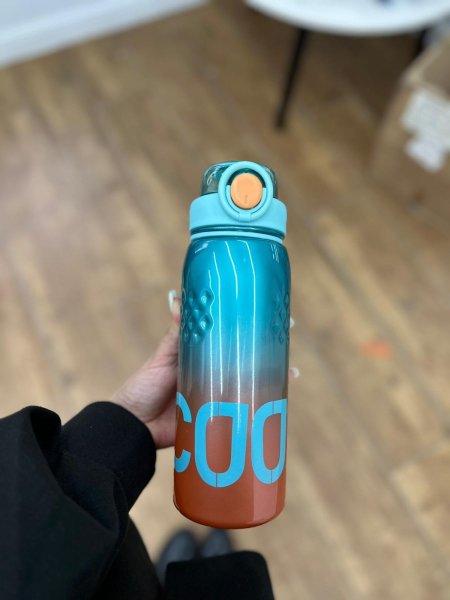 ازرق وبرتقالي