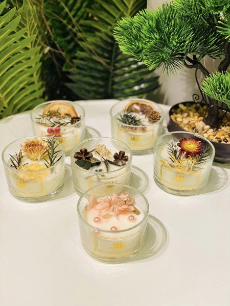 شمع زجاج مدور مع ورد مجفف