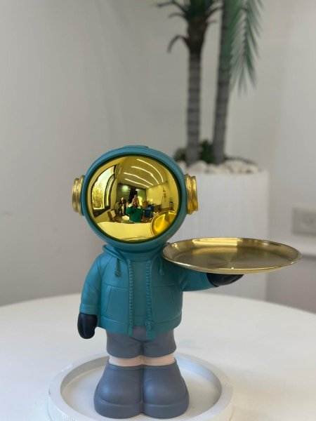 تحف رجل فضاء مع صحن أخضر