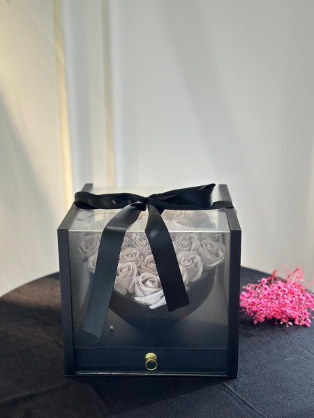 صندوق شفاف أكروليك مكعب قلب (كبير)